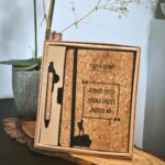 סט מהודר של מחברת שעם עם עט תואם באריזת מתנה