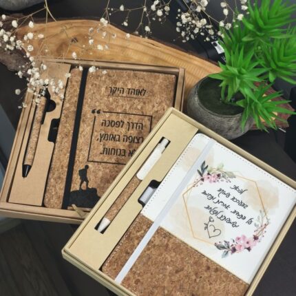 סט מחברת שעם עם עט תואם באריזת מתנה תואמת.